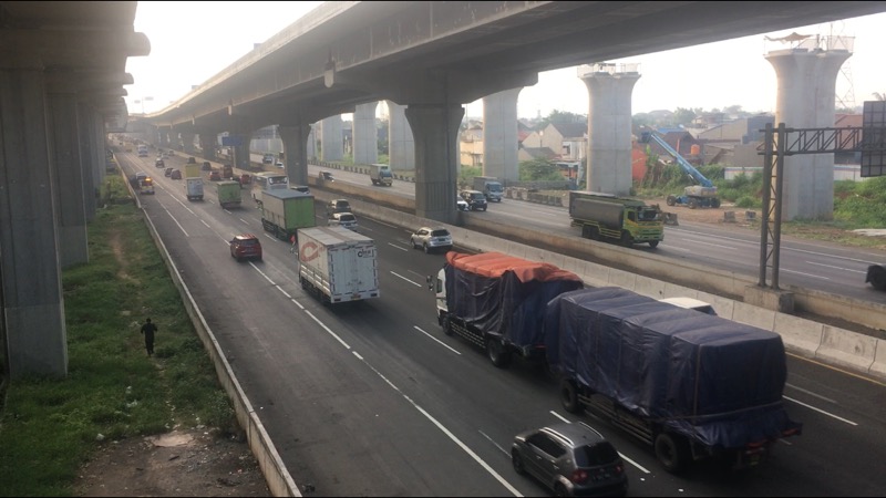 Tol Bekasi Timur arah Jakarta dan Cikampek, Senin (30/8/2021) pagi. Foto: BeritaTrans.com.
