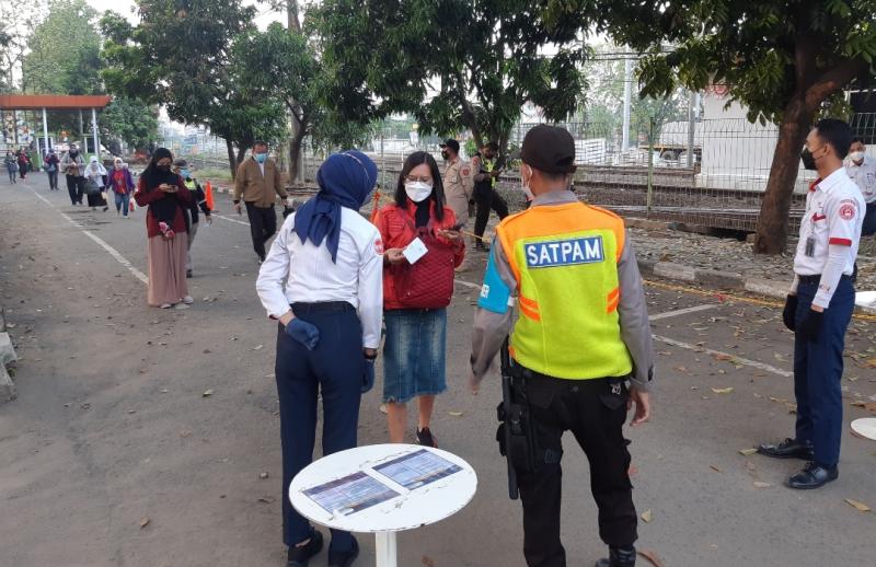 Jalur pemeriksaan dokumen perjalanan bagi pengguna KRL di Stasiun Bekasi, Senin (30/8/2021) pagi.