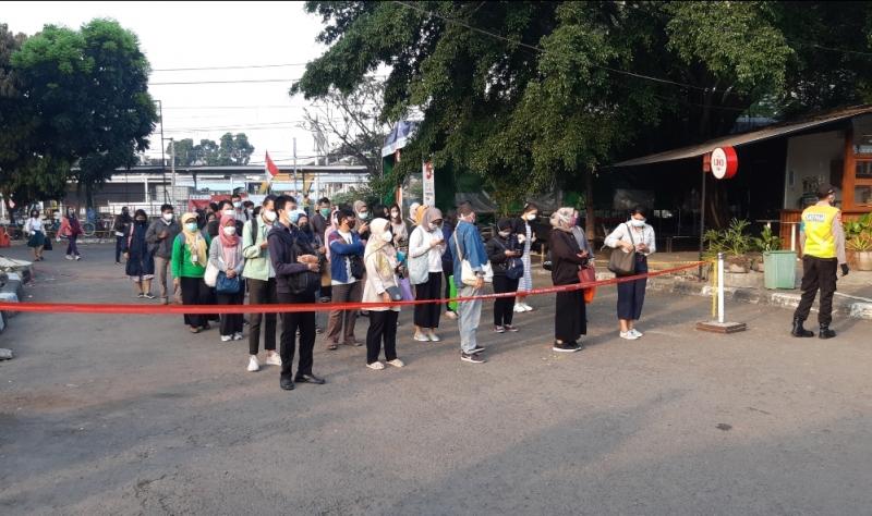 Antrean pengguna KRL yang hendak masuk ke Stasiun Bekasi, Senin (30/8/2021) pagi. 