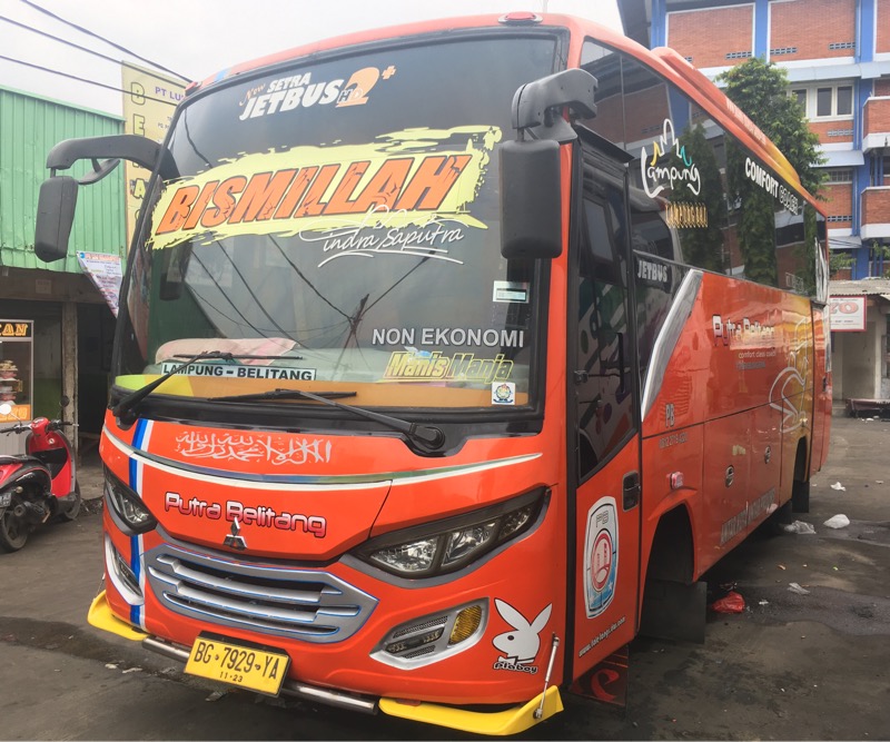 Bus Putra Belitang di Terminal Induk Bekasi, Senin (30/8/2021). Foto: BeritaTrans.com.