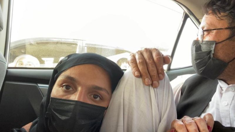 Takut akan keamanannya, Zarifa Ghafari meninggalkan Afghanistan dalam penerbangan dari bandara Kabul (Foto:istimewa/bbcindonesia.com) 
