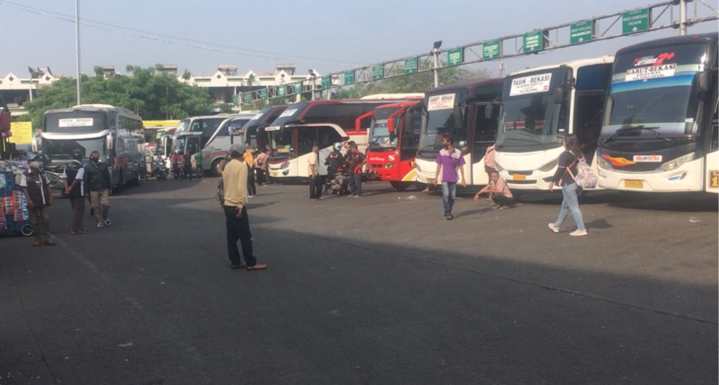 Bus Antarkota di area keberangkatan Terminal Induk Kota Bekasi, Senin (30/8/2021) pagi. Foto: BeritaTrans.com.