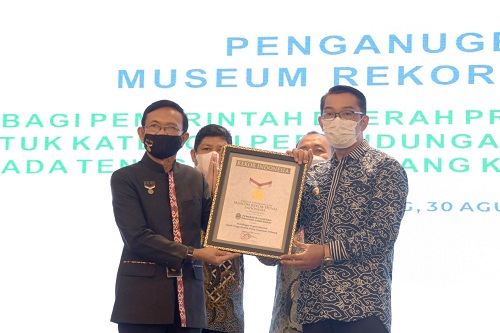 Gubernur Jabar, Ridwan Kamil  saat menerima Penghargaan MURI. (Ist.) 
