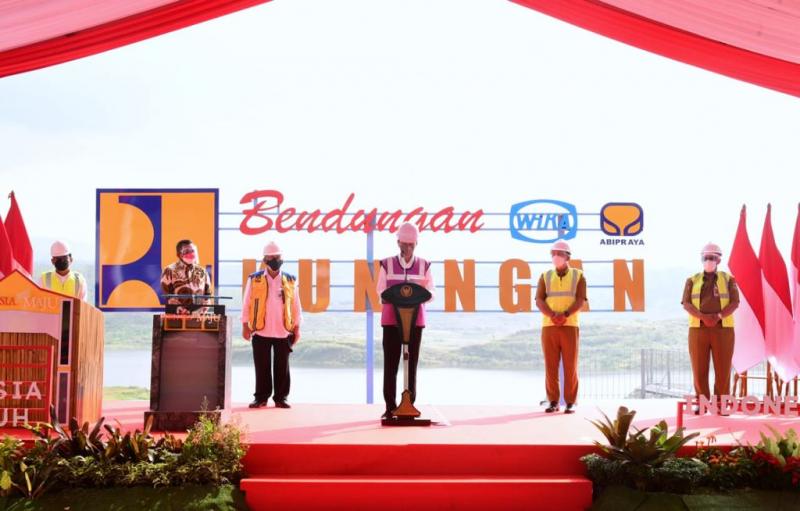 Presiden R.I Joko Widodo saat meresmikan Bendungan Kuningan. (Ist.)