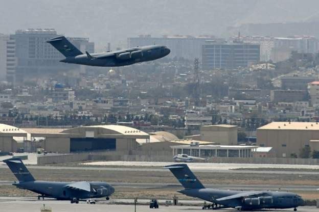 Pesawat evakuasi terakhir AS meninggalkan Bandara Internasional Hamid Karzai di Kabul, Afghanistan, sebelum tenggat waktu yang jatuh Selasa (31/08), yang mereka sepakati dengan Taliban. Foto: BBCIndonesia.com.