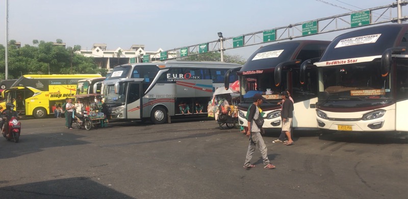 Bus lintas Jawa di area keberangkatan Terminal Induk Kota Bekasi, Selasa (31/8/2021) pagi. Foto: BeritaTrans.com.