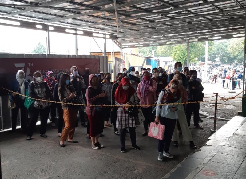 Antrean pengguna KRL di Stasiun Bekasi tampak kondusif, Selasa (31/8/2021) pagi.