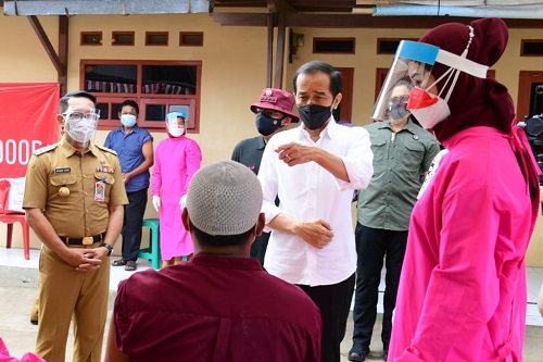 Presiden Joko Widodo saat meninjau kegiatan vaksinasi Covid-19 door to door di Kecamatan Harjamukti, Kota Cirebon, Selasa (31/8/2021). (Ist.) 