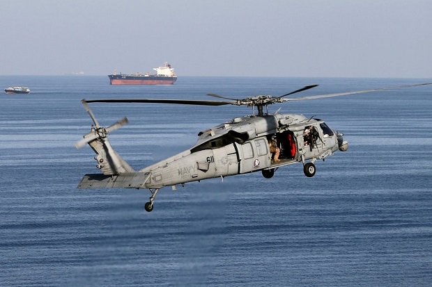 Helikopter MH-60S Angkatan Laut Amerika Serikat. Helikopter tipe tersebut jatuh ke laut di lepas pantai San Diego, AS, setelah lepas landas dari kapal induk USS Abraham Lincoln. Foto/REUTERS