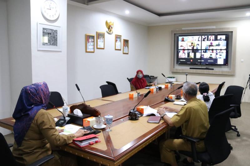 Wakil Wali Kota Cirebon, Dra. Hj. Eti Herawati saat rapat program Kotaku. (Ist.)
