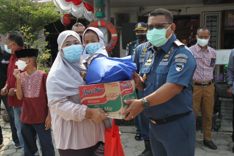 Kepala KSOP Sunda Kelapa Capt Roni Fahmi salurkan bantuan sosial kepada warga (foto:istimewa/humasksopsundakelapa) ) 