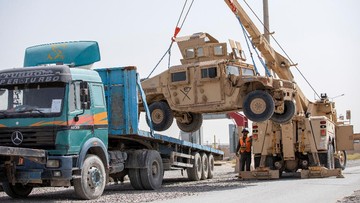 Sejumlah kendaraan militer AS yang berhasil diangkut pulang dari Afghanistan. (Foto: via REUTERS/US ARMY)