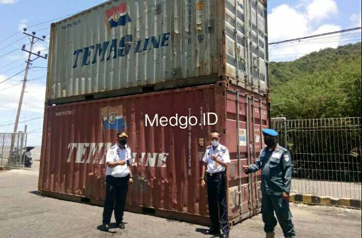 Dua kontainer yang ditahan KSOP Gorontalo (foto:istimewa/medgo.id) 