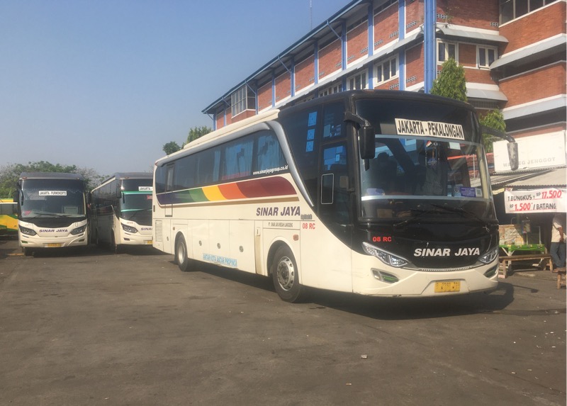 Bus Sinar Jaya di Terminal Bekasi, Rabu (1/9/2021). Foto: BeritaTrans.com.