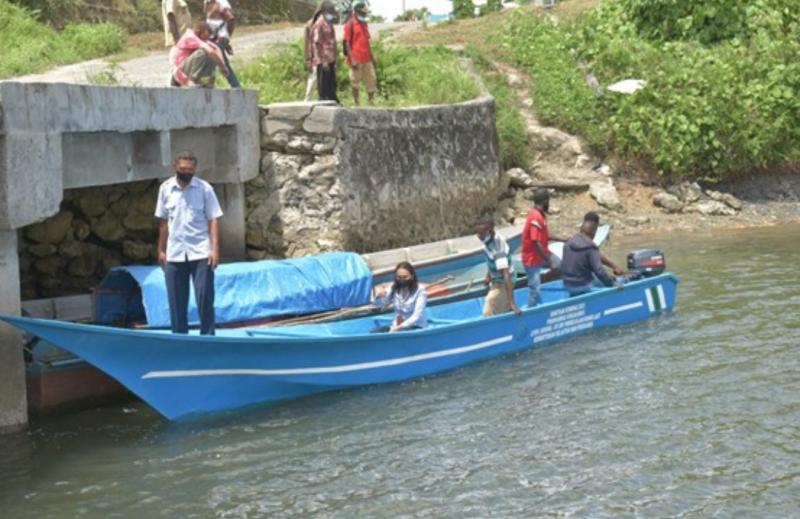 Bantuan yang diberikan sebagai dukungan KKP terhadap Papua Barat sebagai Provinsi Konservasi ini terdiri dari 1 unit kapal Longboat, 1 unit mesin tempel 15 pk, 1 unit laptop, 1 unit printer, 5 unit pelampung, 1 kamera underwater dan 2 senter taktis lapangan dengan total nilai bantuan sebesar Rp90.274.800. 