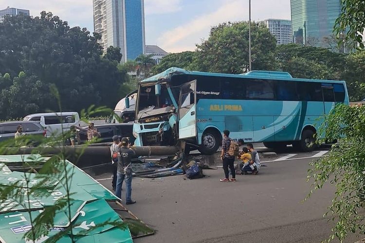 Sebuah bus menabrak tiang rambu penunjuk jalan di Jalan Tol Meruya, Kembangan, Jakarta Barat, pada Rabu (1/9/2021). Foto: kompas.com.