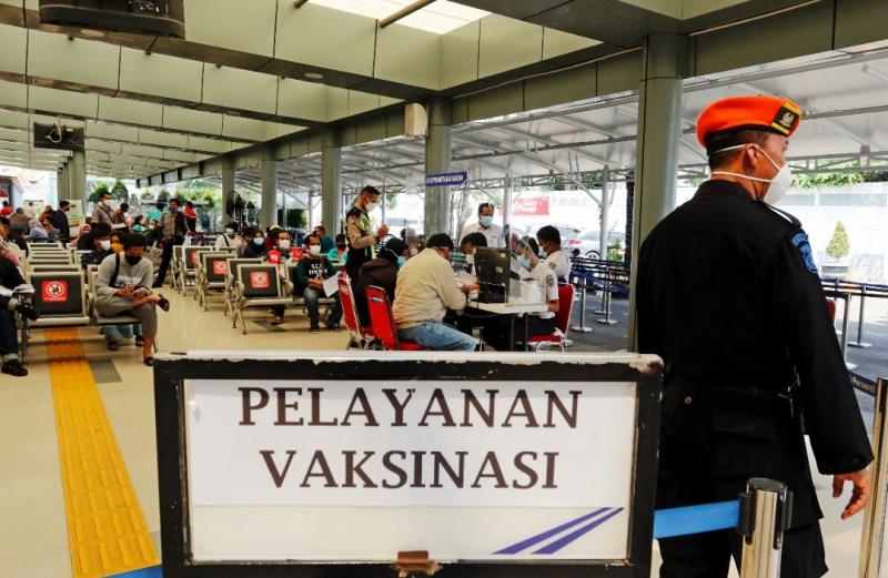 Pelayanan vaksinasi di Stasiun Pasar Senen. (Ilustrasi)