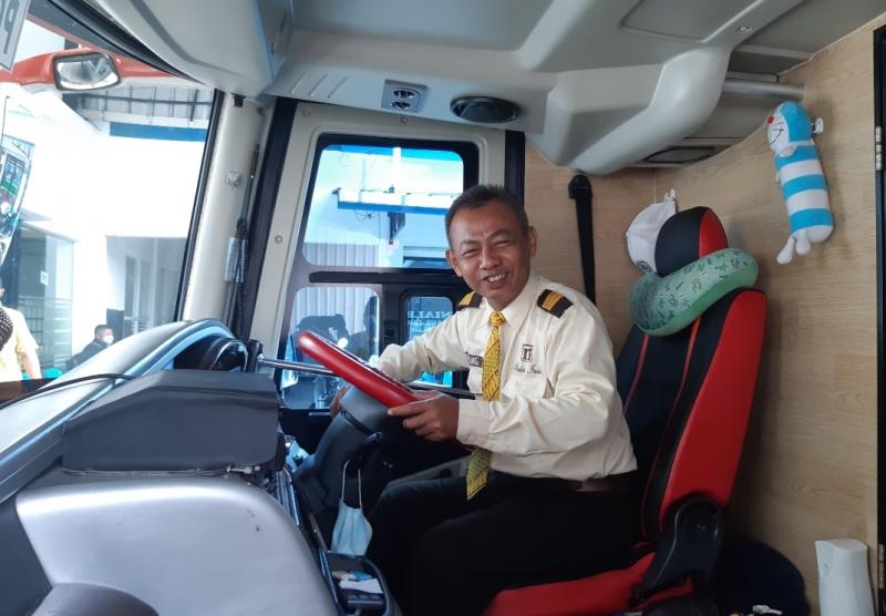 Pengemudi Bus Rosalia Indah Jakarta-Ponorogo, Bambang (54 tahun), saat menaikkan penumpang di Pool Bus Bulak Kapal, Bekasi, Kamis (2/9/2021)