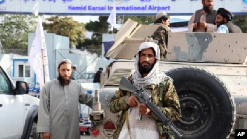 Taliban berjaga di depan Bandara Internasional Hamid Karzai setelah penarikan AS di Kabul, Afghanistan, Selasa, 31 Agustus 2021. (Foto: AP/voaindonesia) 