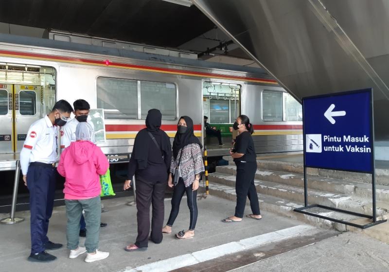 Beberapa peserta vaksinasi di Stasiun Manggarai pada Jumat (3/9/2021) tidak diizinkan melakukan vaksinasi karena kesalahan jadwal undangan yang mereka terima dari website KAI Commuter yang sebelumnya mereka unduh.