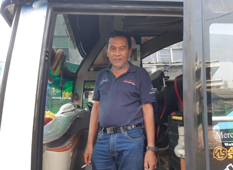 Pengemudi bus ANS Bekasi-Padang, Yan Muaralabu tengah menaikkan penumpang di Teminal Bekasi, Jumat (3/9/2021).