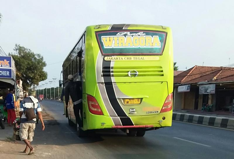 Bus Prabu Wiragora menaikan penumpang di Karangsinom. (Taryani)