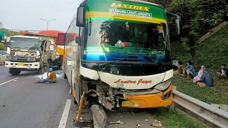 Dalam peristiwa kecelakaan tersebut, setidaknya tiga orang mengalami luka-luka. Satu orang mengalami luka ringan dan dua orang mengalami luka berat. Foto: Istimewa.