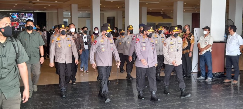 Kapolri Jenderal Polisi, Listiyo Sigit Prabowo bersama PJU Mabes Polri langsung hadir meninjau pelaksanaan kegiatan  vaksinasi dan pembagian sembako kepada warga yang sudah selesai vaksin. Foto: Humas Polrestro Bekasi Kota