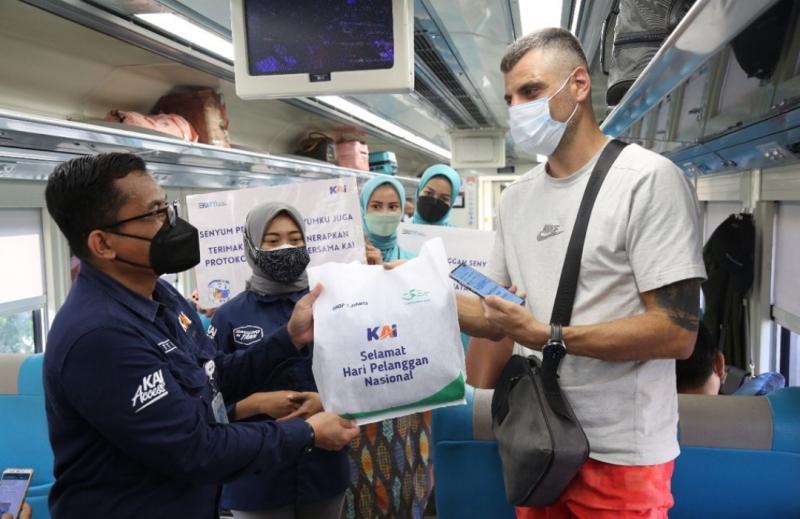 KAI Daop 1 Jakarta juga membagikan ratusan bingkisan menarik berisi souvenir dan stater pack pencegahan Covid-19 bagi seluruh penumpang KA di hari pelanggan nasional, Sabtu 4 September 2021.
