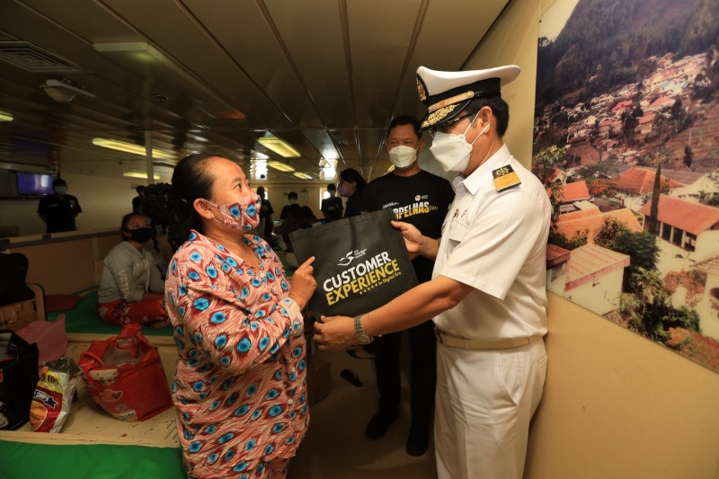 Kapten kapal serahkan hadiah pada penumpang Pelni