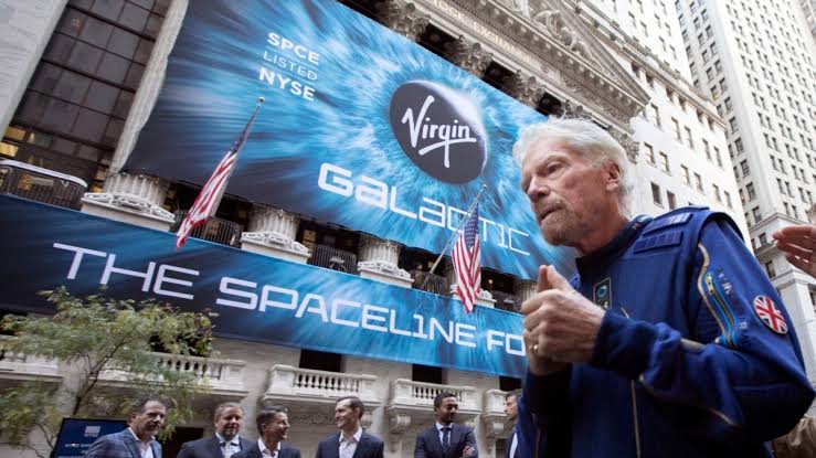 Richard Branson, kanan, pendiri Virgin Galactic, dan para eksekutif perusahaan berkumpul untuk berfoto di luar New York Stock Exchange sebelum IPO perusahaannya. Foto: voaindonesia.com.