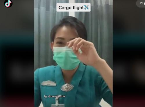 Pramugari Nurul Indri saat bertugas dalam penerbangan kargo (Foto: TikTok/@nurulindriw