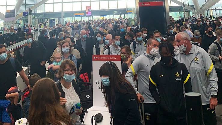 Antrean panjang di bandara Heathrow setelah staf keamanan disuruh mengisolasi diri oleh aplikasi NHS Test and Trace. fFto: Kathryn Wylie