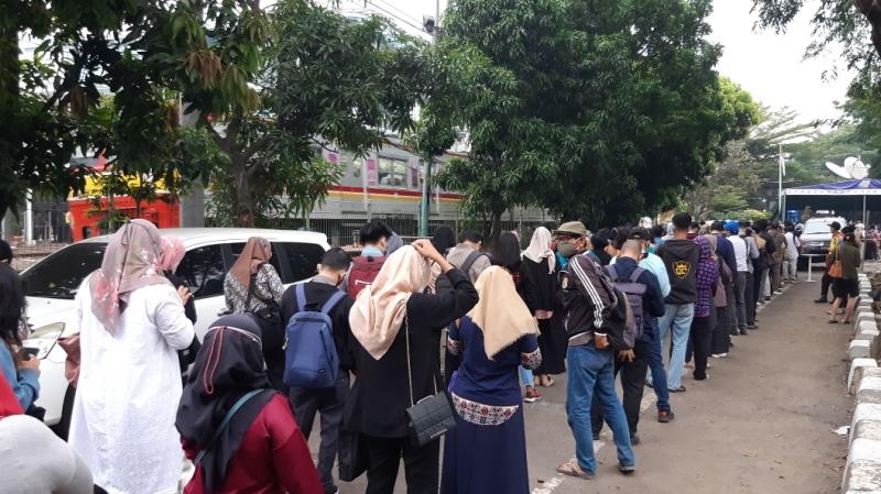 Antrean penumpang KRL mengular hendak masuk Stasiun Bekasi, Senin (6/9/2021) pagi.