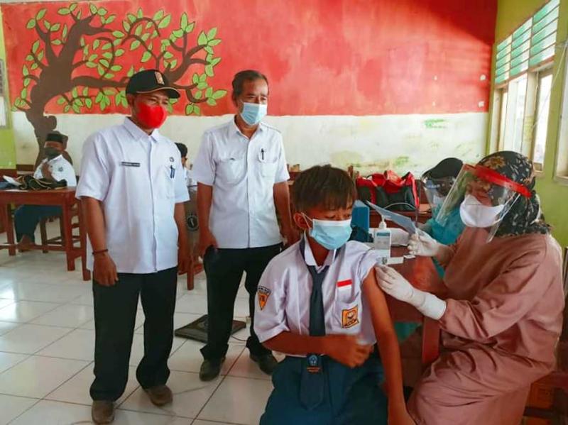 Vaksinasi siswa-siswi SMP Nurul Alim  Kecamatan Widasari Kabupaten Indramayu  dilaksanakan saat pembelajaran tatap muka terbatas. (Taryani)