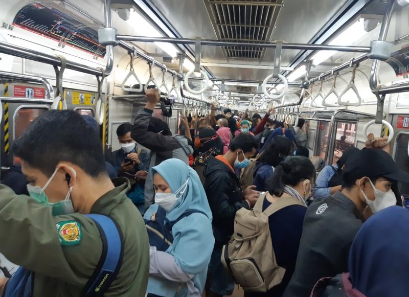 Suasana di rangkaian KRL saat pemberlakuan PPKM.(Ist)