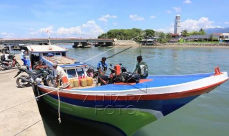 Warga Pulo Aceh beralih menggunakan kapal kayu selama masa perbaikan KMP Papuyu.