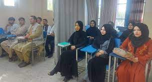 Salah satu universitas di Kabul, mahasiswi dipisahkan dari mahasiswa dengan tirai di tengah ruangan.