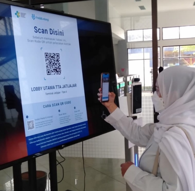 Penumpang pindai barcode PeduliLindungi di Terminal Jatijajar, Depok