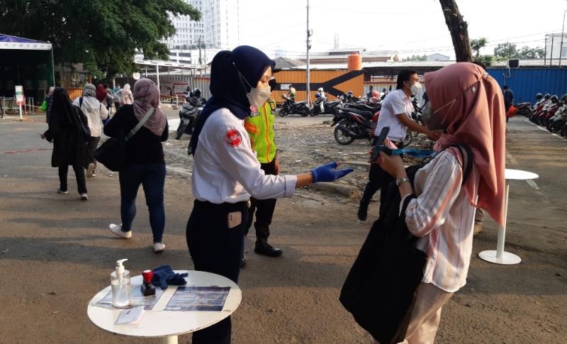 Petugas KAI Commuter di Stasiun Bekasi memperhatikan dokumen perjalanan penumpang KRL saat perpanjangan PPKM ini, Selasa (7/9/2021). 