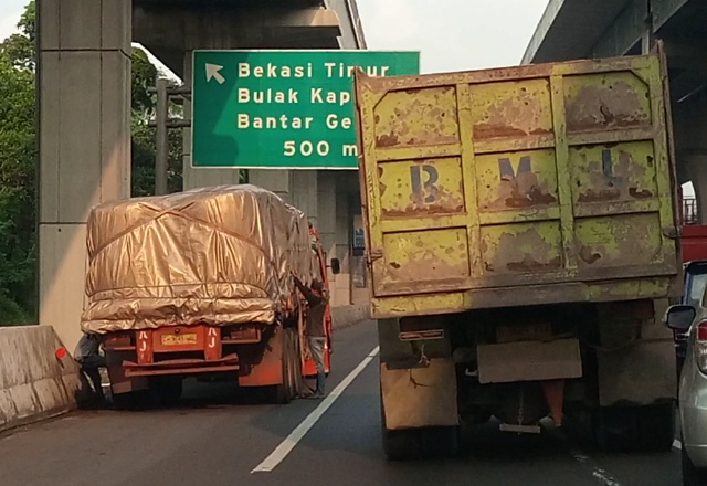 Truk kecelakaan di KM 15 Tol Cikampek arah Cikarang, Selasa (7/9/2021) sore.