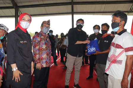 Anggota DPR R.I, Ono Surono menyerahkan bantuan kepada nelayan Desa Gebang Mekar, Kecamatan Gebang, Kabupaten Cirebon. (ist.)