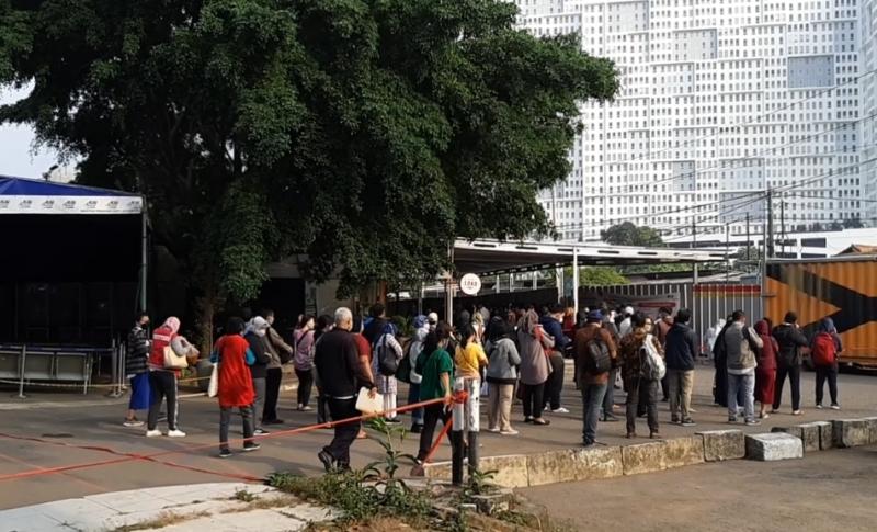 Antrean penumpang KRL di Stasiun Bekasi, Selasa (7/9/2021)