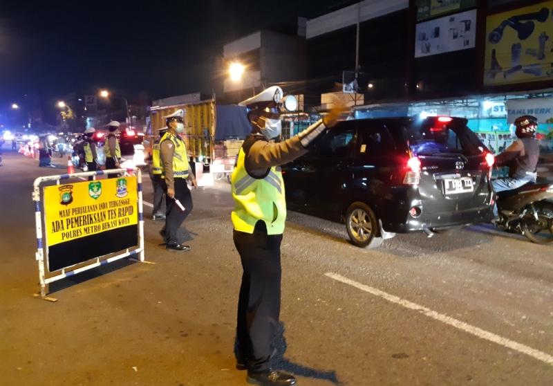 Polisi melakukan pemeriksaan rapid tes antigen secara acak kepada pengendara yang ingin masuk ke Jakarta pada akhir musim mudik 2021.Foto:Ilustrasi