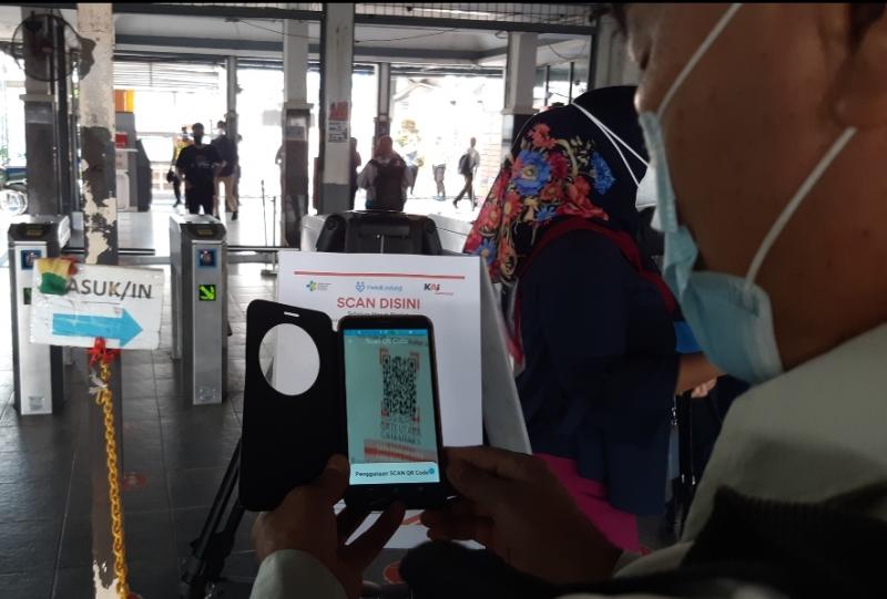 Penumpang KRL di Stasiun Bekasi pada Rabu (8/9/2021) mulai diberlakukan untuk menunjukan sertifikat vaksin atau scan QR di Aplikasi PeduliLindungi sebagai syarat naik KRL.