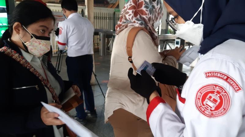 Penumpang KRL menunjukan sertifikat vaksin dan STRP saat hendak masuk menggunakan KRL dari Stasiun Bekasi, Rabu (8/9/2021).