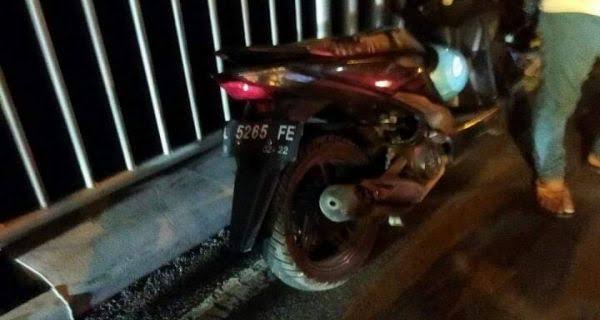 Motor yang ditinggalkan pengendaranya di Jembatan Suramadu.(Ist)