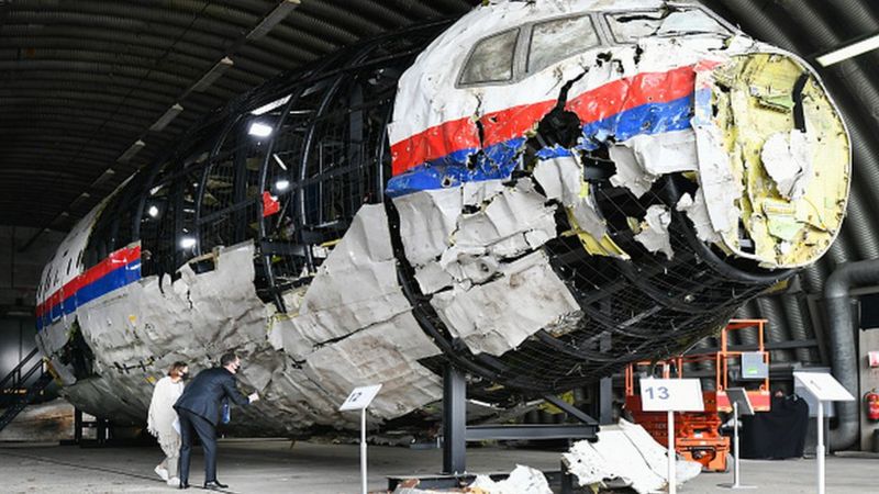 Sebelum sidang, hakim memeriksa puing-puing pesawat Malaysia Airlines yang telah direkonstruksi.