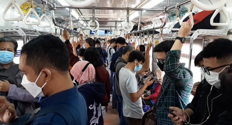 Suasana di dalam rangkaian KRL. (Ist)