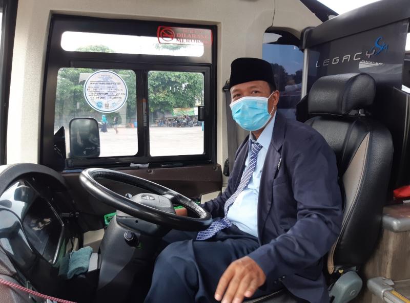 Pengemudi bus Harapan Jaya jurusan Jakarta-Blitar saat menaikkan penumpang di Terminal Pulo Gebang, Kamis (9/9/2021)
